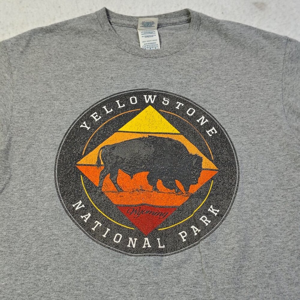 Yellowstone National Park T-Shirt Size Medium Grey Round Buffalo Logo‎ - Picture 2 of 10